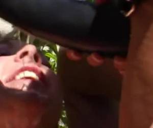 Geile Lesben beim Analsex mit einem Umschnalldildo