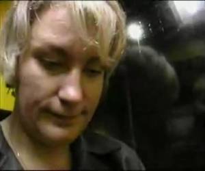 Nackt U-Bahn fahren in Berlin geile Hausfrau