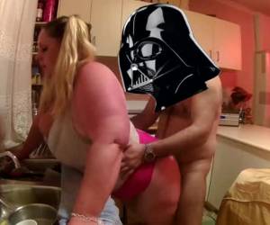 In der Küche mit fetter Hausfrauenschlampe gefickt