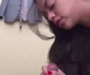 Versaute Asia-Schlampe bläst den Schwanz