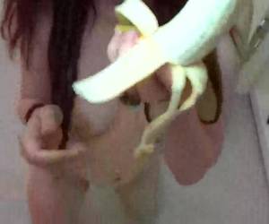 Den Kehlenfick mit einer Banane geübt