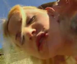 chica rubia joven es ser bien follada junto a la piscina