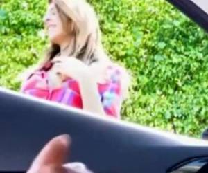 homens que estão no carro, deduzilo como um olhar de puta