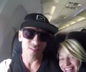 sneaky mamada en el avión por rubia cachonda