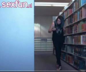 in der bibliothek vor der webcam lassen sie das mädchen ihre hose pocfuck und lassen sie ihre titten zeigen