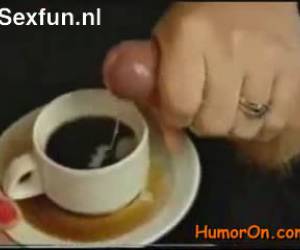 Blondine heeft zin in een bakje koffie. In plaats van melk doet ze er een scheut sperma bij voor de zoete smaak.Kopje koffie