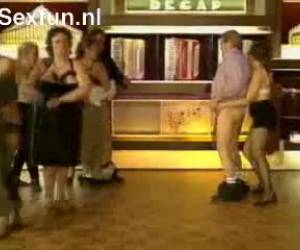 Zumba, tanec Nahý tanec. jen málo lidí, kteří jsou již poměrně pokročilý věk, mají příjemný večer, ale oni jsou tak nadržená, se navzájem že oblečení rychle tančit out.zumba