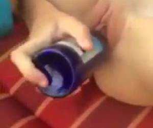una delle ragazze naughty masturbarsi whiteh una bottiglia