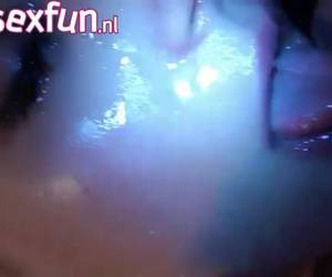 In slow motion spuit hij haar gezicht vol zaad in deze prive film