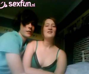 teen se déshabille pour la webcam