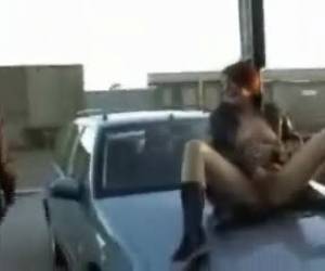 Ooops, chytil Tam leží whiteh nohy široký masturbovat na kapotu auta, přichází v kdysi majitel auto kolize, jejda promiň, ooops chytil