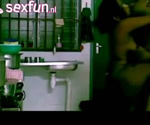 nadržený indický pár šuká v kuchyni, po její manžel její první film čas během vaření. nadržený indický pár šuká v kuchyni