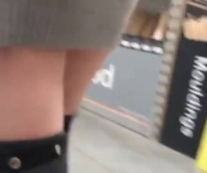 traversant le magasin, elle montre ses fesses nues à voir