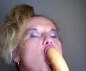 melihat seberapa dalam istri terangsang dildo besar di mulutnya diperlukan mulut sialan dan ingin dildo untuk say.look seberapa dalam whiteh istri horny dildo di mulutnya menjorok