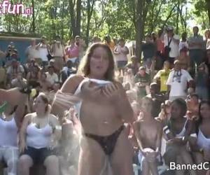 Miss wet T shirt wedstrijd
