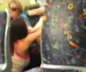 lesbiënnes joven capturado durante el cunnilingus en el tren