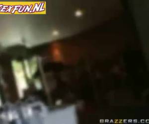 peitos sentem na loja