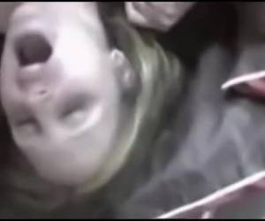 zwei jungs lassen die mädchen beine und ficke sie während sie film wird