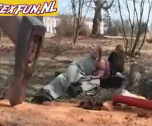 Kurva v opuštěném parku Stáhnul kalhoty a začne sání, zatím vypadá dobře kolem ní, ale není nikdo, kdo v opuštěném parku. no a teď jsme kurva! fucking v opuštěném parku
