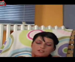 als vorspiel, während sie fingerfucks ihr die muschi und danach sie masturbieren mit vibrator