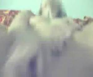 mulher loira para seu vibrador na sua buceta