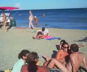 sua mulher grossa quero dizêlo em uma praia de nudismo lotado