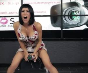 Sexy Francaise takes place on the Sybian sexmachine