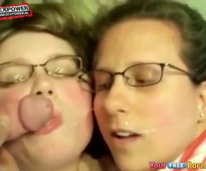 zwei gläser tragen mädchen bekommen ihr gesicht voller sperma