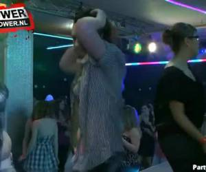 Jonge meiden laten zich neuken op hardcore party