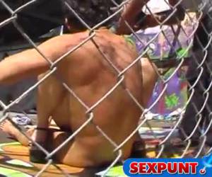 selalu di sekitar ingin melihat pada serangkaian film porno? di luar di bawah sinar matahari, di sebuah gang terdapat bagus dan kacau sementara juru kamera begitu horny gambar berusaha film.