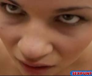 la bruna ottiene la sua bocca e la faccia piena di sperma