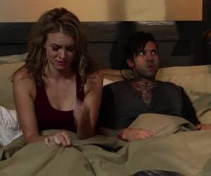 El guitarrista del grupo se tira en el camerino a una fan