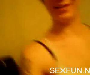 duas meninas amadoras em um quarto de hotel