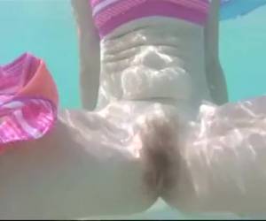 Záludný podvodní striptýz Tento amatérský pár vyzkoušet podvodní fotoaparát v moři záludný podvodní striptýz. chlupatý kočička je odhaleno. záludný podvodní striptýz