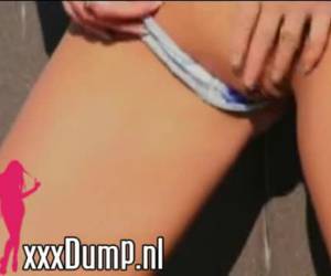 loira esfrega buceta