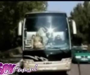 ini harus menjadi liburan yang sangat nyaman. penumpang di pelatih ini memiliki seks di bus. sialan dalam pelatih