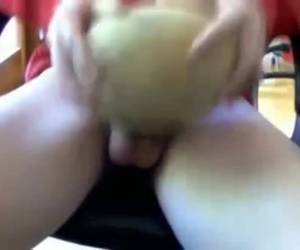 orang ini mulai pertama waktu sangat normal pada penisnya kaku menggambar. tetapi kemudian ia mengambil sebuah objek sangat istimewa di sana untuk bercinta. wtf! wtf apaan dia mencoba untuk mengatakan
