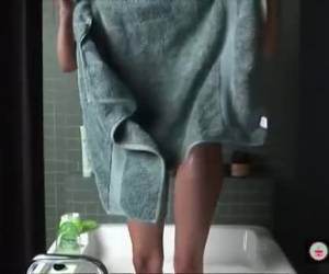 en sexig tjej sitter i ett bad och tvål hennes fitta i denna sexiga tutorial pussy rakning. sexig tutorial pussy rakning