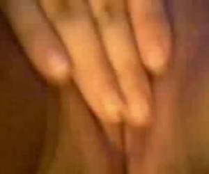 Closeup van het vingeren van een nat poesje