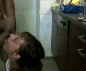 in cucina si cornea scopa