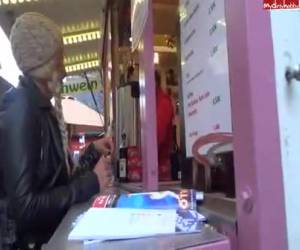 Met haar gezicht vol cum loopt sexy Heidi over de kerstmarkt