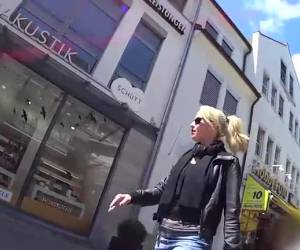 Sexy Blondine loopt naar buiten met haar zonnebril vol sperma