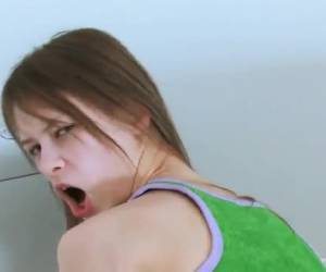 Una guarrona en el inodoro