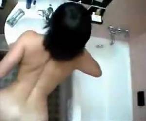 Una gran mamada y corrida grabada en el baño