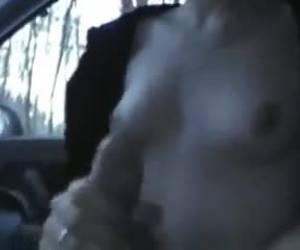 Muy excitante una paja en el coche
