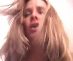 Jugueteo y cabalgada intensa de una rubia