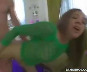 Con el culo en pompa le clavan la polla hasta las pelotas