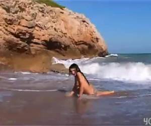 Sensual morena macizorra en la playa