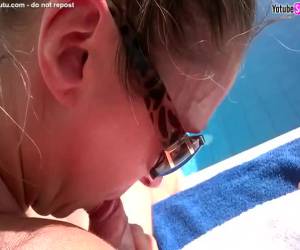 Al borde de la piscina una felacion