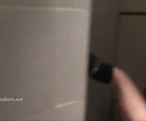 Masturbandose en aseo publico